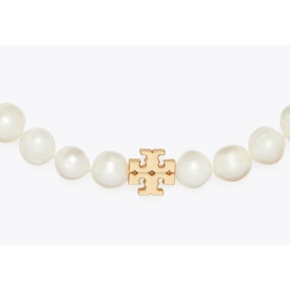 Tory Burch Pearl Bracelet With Gold Logo Charm & Clasp Elegant Womens Jewelry Co - Picture 2 of 6